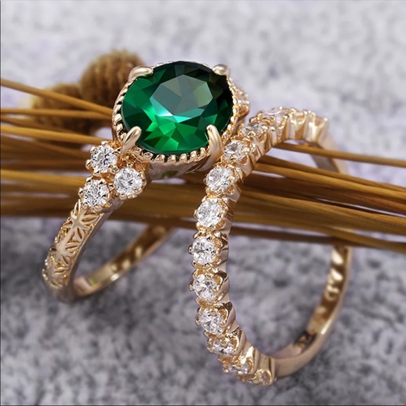 New Women’s 2Pcs Yellow Gold Plated Emerald Ring - Picture 2 of 6